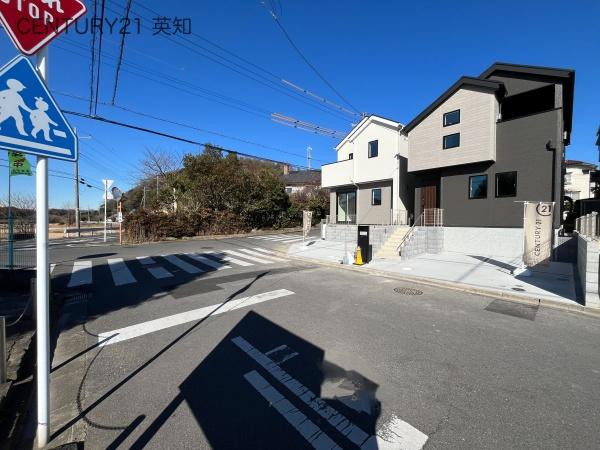 ��t�����q�s��P���̐V�z��ˌ��Ă̑O�ʓ��H�܂ތ��n�ʐ^