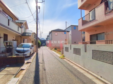 ��t���D���s�O����6���ڂ̐V�z��ˌ��Ă̑O�ʓ��H�܂ތ��n�ʐ^