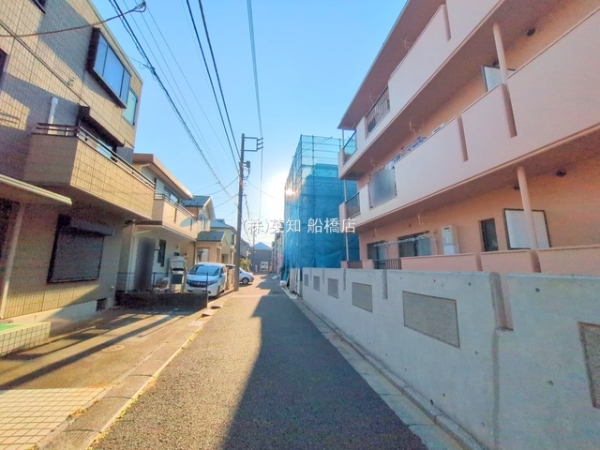 ��t���D���s�O����6���ڂ̐V�z��ˌ��Ă̑O�ʓ��H�܂ތ��n�ʐ^