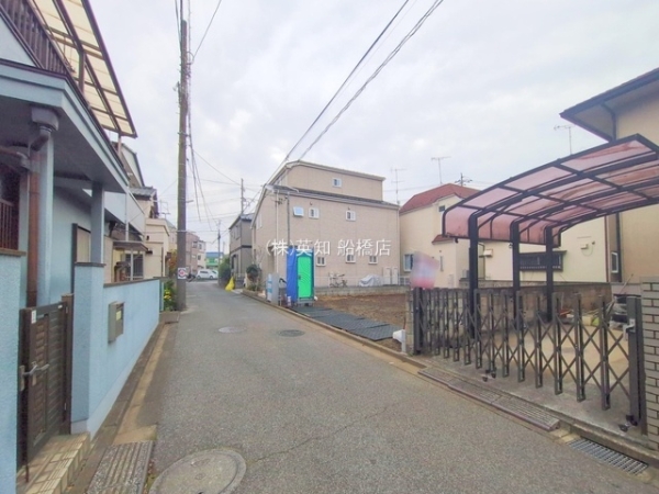 ��t���D���s������6���ڂ̐V�z��ˌ��Ă̑O�ʓ��H�܂ތ��n�ʐ^