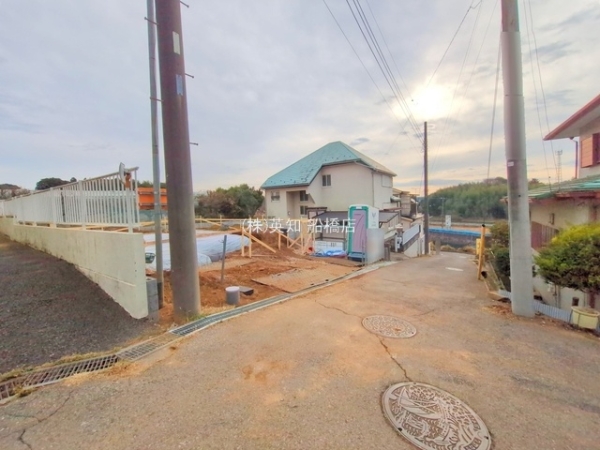 ��t���D���s�匊�k4���ڂ̐V�z��ˌ��Ă̑O�ʓ��H�܂ތ��n�ʐ^