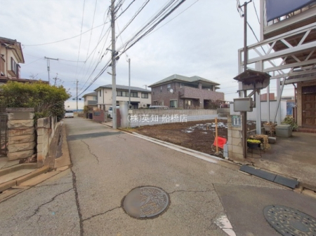 ��t���D���s�匊�k8���ڂ̐V�z��ˌ��Ă̑O�ʓ��H�܂ތ��n�ʐ^