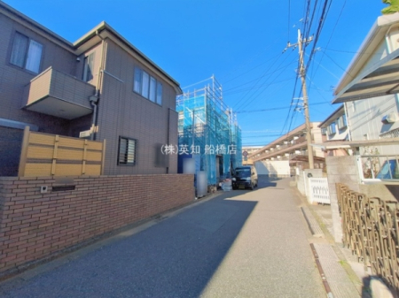 ��t���D���s�c����6���ڂ̐V�z��ˌ��Ă̑O�ʓ��H�܂ތ��n�ʐ^