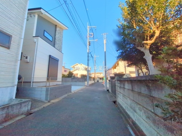 ��t�������s������k17���ڂ̐V�z��ˌ��Ă̑O�ʓ��H�܂ތ��n�ʐ^