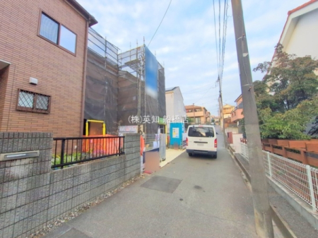 ��t���D���s�K�u���4���ڂ̐V�z��ˌ��Ă̑O�ʓ��H�܂ތ��n�ʐ^