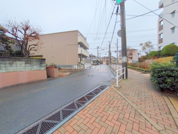 ��t�������s�����䐼7���ڂ̐V�z��ˌ��Ă̑O�ʓ��H�܂ތ��n�ʐ^