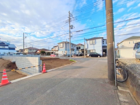 ��t���l�X���s����̐V�z��ˌ��Ă̑O�ʓ��H�܂ތ��n�ʐ^