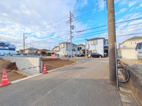 ��t���l�X���s����̐V�z��ˌ��Ă̑O�ʓ��H�܂ތ��n�ʐ^