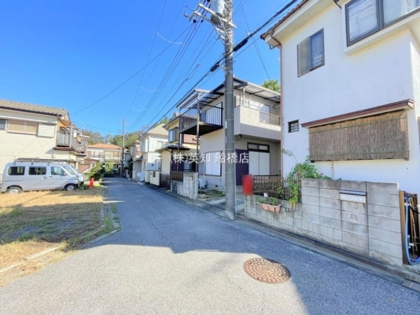 ��t���D���s�킪�R���̒��È�ˌ��Ă̑O�ʓ��H�܂ތ��n�ʐ^