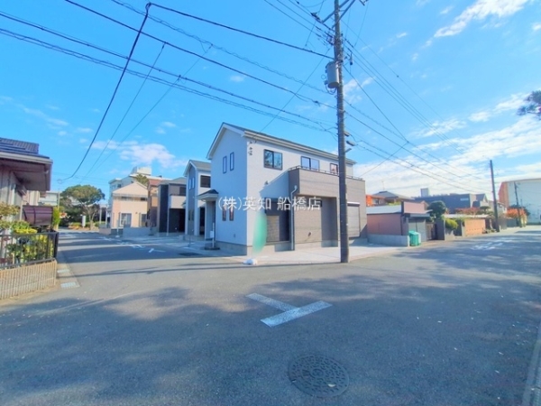 ��t���K�u��s���P�Y1���ڂ̐V�z��ˌ��Ă̑O�ʓ��H�܂ތ��n�ʐ^