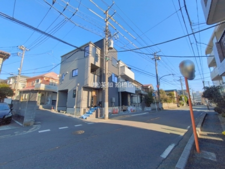 ��t���D���s�{�{8���ڂ̐V�z��ˌ��Ă̑O�ʓ��H�܂ތ��n�ʐ^