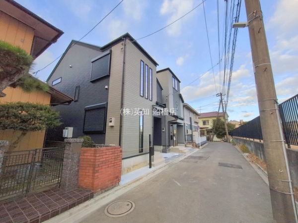 ��t���D���s�K�u���7���ڂ̐V�z��ˌ��Ă̑O�ʓ��H�܂ތ��n�ʐ^