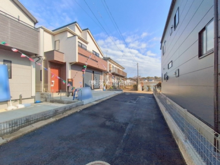 ��t���D���s�匊�k4���ڂ̐V�z��ˌ��Ă̑O�ʓ��H�܂ތ��n�ʐ^