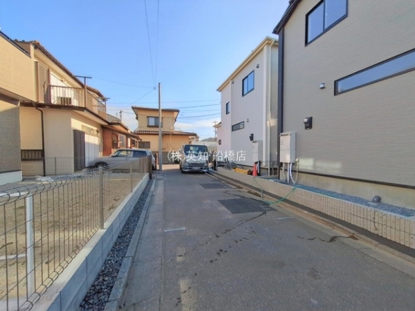 ��t���D���s�����3���ڂ̐V�z��ˌ��Ă̑O�ʓ��H�܂ތ��n�ʐ^