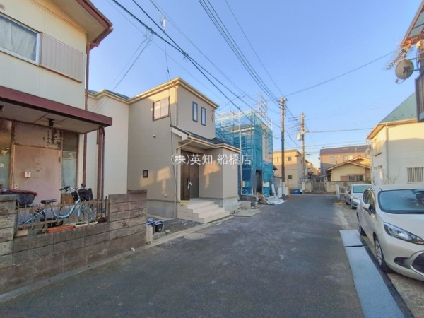 ��t���D���s�K�u���4���ڂ̐V�z��ˌ��Ă̑O�ʓ��H�܂ތ��n�ʐ^