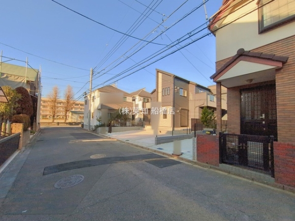 ��t���D���s�K�u���5���ڂ̐V�z��ˌ��Ă̑O�ʓ��H�܂ތ��n�ʐ^