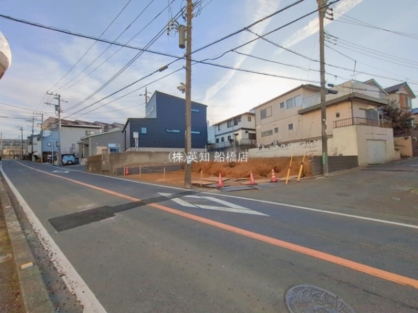 ��t���D���s����8���ڂ̐V�z��ˌ��Ă̑O�ʓ��H�܂ތ��n�ʐ^