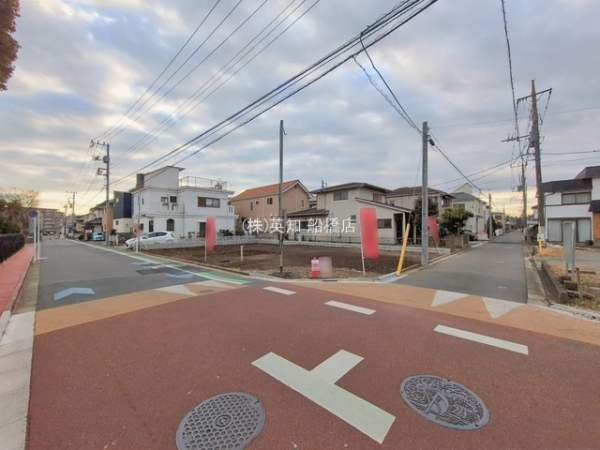 ��t���D���s�K�u���8���ڂ̐V�z��ˌ��Ă̑O�ʓ��H�܂ތ��n�ʐ^