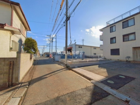 ��t���K�u��s���K�u��8���ڂ̐V�z��ˌ��Ă̑O�ʓ��H�܂ތ��n�ʐ^