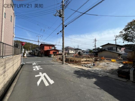 ��t�����q�s����̐V�z��ˌ��Ă̑O�ʓ��H�܂ތ��n�ʐ^