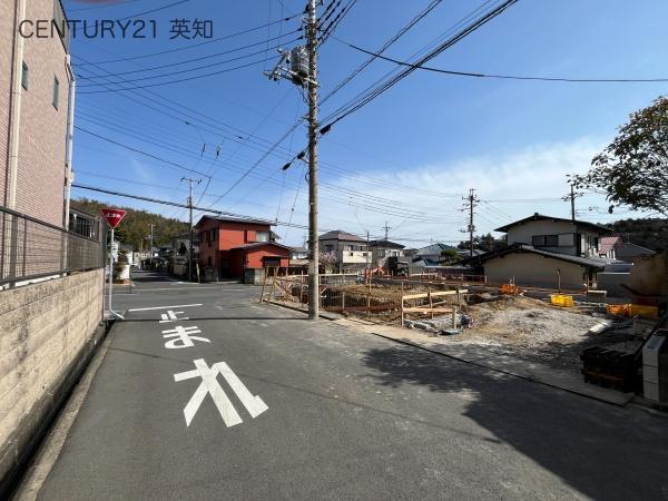 ��t�����q�s����̐V�z��ˌ��Ă̑O�ʓ��H�܂ތ��n�ʐ^