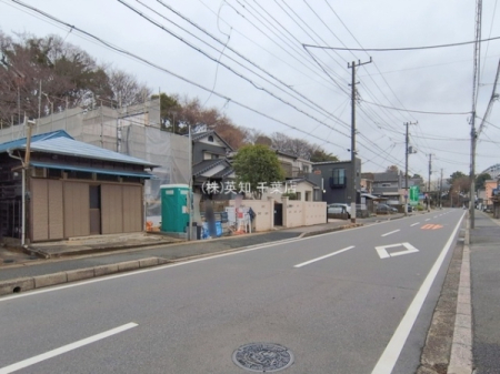 ��t����t�s�Ԍ���挟���쒬5���ڂ̐V�z��ˌ��Ă̑O�ʓ��H�܂ތ��n�ʐ^