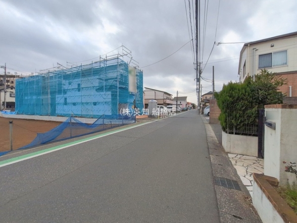 ��t���D���s�Č���4���ڂ̐V�z��ˌ��Ă̑O�ʓ��H�܂ތ��n�ʐ^