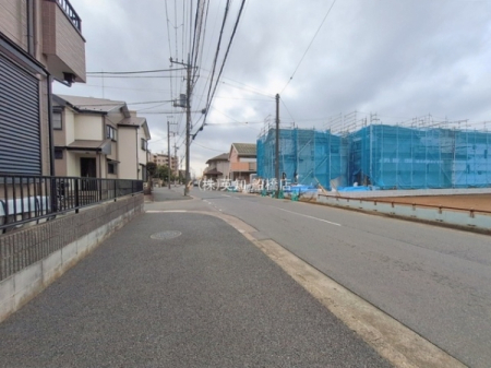 ��t���D���s�Č���4���ڂ̐V�z��ˌ��Ă̑O�ʓ��H�܂ތ��n�ʐ^