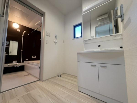 ��t���l�X���s����̒��È�ˌ��Ă̐��ʑ�E���ʏ�