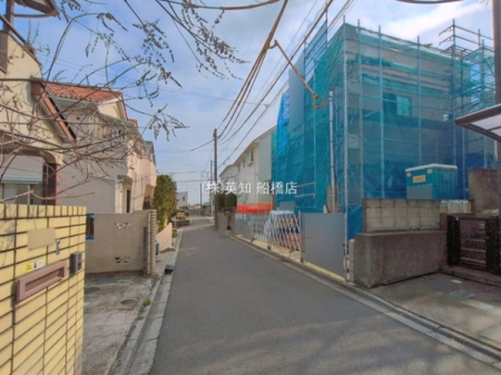 ��t���D���s����7���ڂ̐V�z��ˌ��Ă̑O�ʓ��H�܂ތ��n�ʐ^