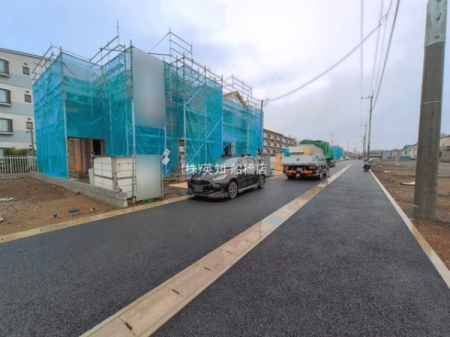 ��t���D���s�����3���ڂ̐V�z��ˌ��Ă̑O�ʓ��H�܂ތ��n�ʐ^