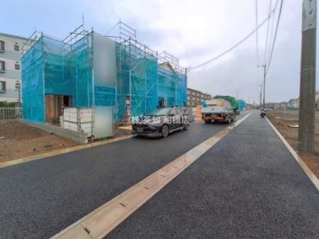 ��t���D���s�����3���ڂ̐V�z��ˌ��Ă̑O�ʓ��H�܂ތ��n�ʐ^