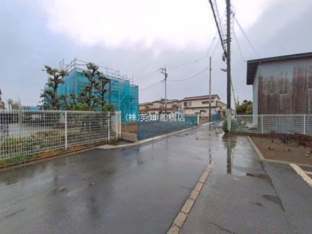 ��t���D���s�����3���ڂ̐V�z��ˌ��Ă̑O�ʓ��H�܂ތ��n�ʐ^