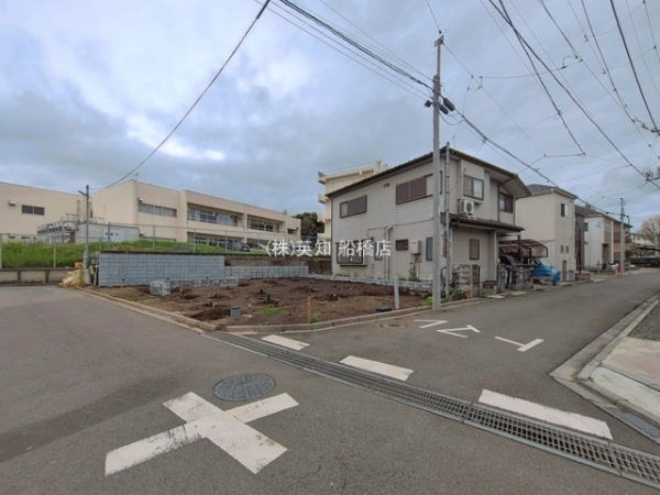 ��t���D���s������3���ڂ̐V�z��ˌ��Ă̑O�ʓ��H�܂ތ��n�ʐ^