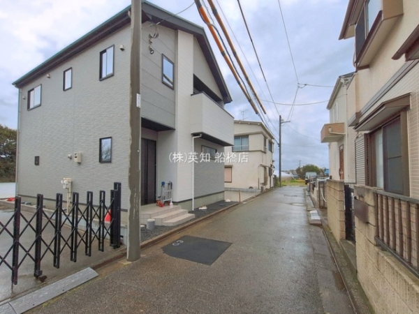 ��t���D���s�匊�k2���ڂ̐V�z��ˌ��Ă̑O�ʓ��H�܂ތ��n�ʐ^