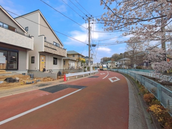 ��t���D���s�ŎR7���ڂ̐V�z��ˌ��Ă̑O�ʓ��H�܂ތ��n�ʐ^